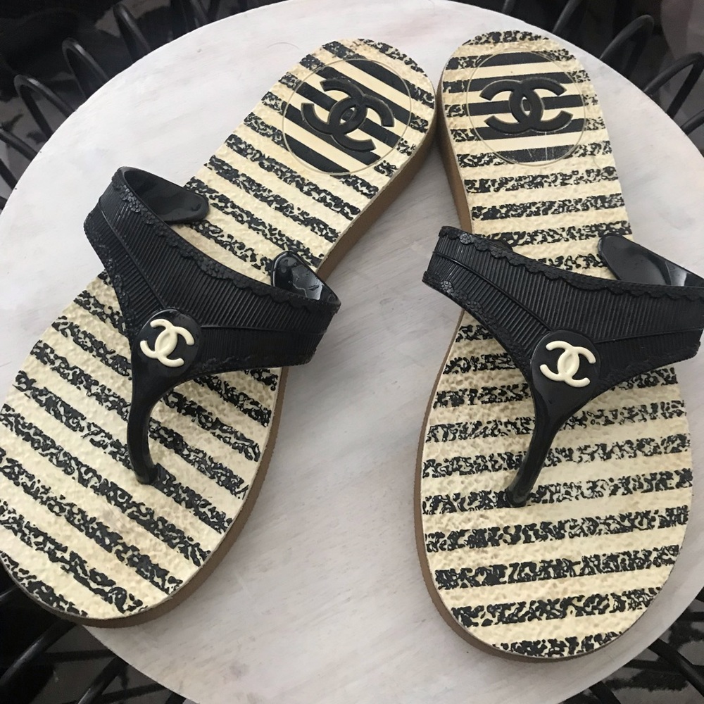 Authentic Chanel flip flop size 37 black & white